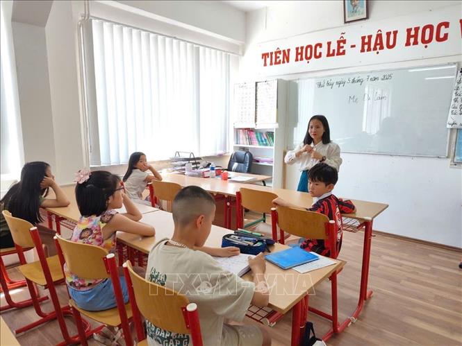 Cô giáo trẻ Đỗ Thị Hà nổi bật với phương pháp dạy học sáng tạo, gần gũi với thế hệ trẻ. Ảnh: Việt Thắng - PV TTXVN tại Séc