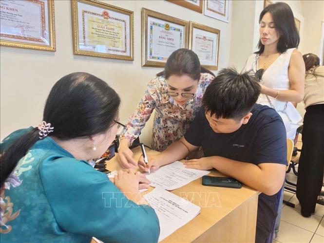 Cô giáo Lê Hồng Nhung đang hướng dẫn học sinh tập viết tiếng Việt. Ảnh: Việt Thắng - PV TTXVN tại Séc