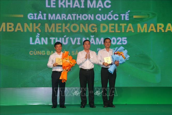 Tặng hoa và kỷ niệm chương cho các nhà tài trợ tại lễ khai mạc. Ảnh: Duy Khương - TTXVN
