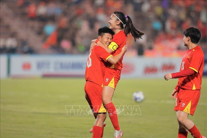 Pha ăn mừng của đội tuyển nữ Việt Nam sau khi ghi bàn thứ 3 vào lưới đội tuyển Guam. Ảnh: Phạm Tuấn Anh - TTXVN