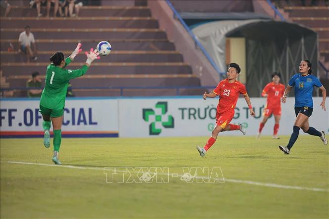 Pha dứt điểm của Bích Thuỳ (số 23, áo đỏ) vào khung thành đội tuyển nữ Guam. Ảnh: Phạm Tuấn Anh - TTXVN