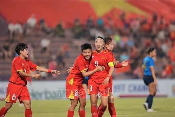 Kết thúc hiệp 1, đội tuyển nữ Việt Nam tạm dẫn đội tuyển nữ Guam 3 - 0. Ảnh: Phạm Tuấn Anh - TTXVN