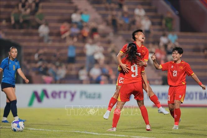 Pha ăn mừng của đội tuyển nữ Việt Nam sau khi ghi bàn thứ 3 vào lưới đội tuyển Guam. Ảnh: Phạm Tuấn Anh - TTXVN