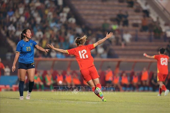 Pha ăn mừng của Hải Yến (số 12, áo đỏ) sau pha đánh đầu nâng tỉ số lên 4 - 0. Ảnh: Phạm Tuấn Anh - TTXVN