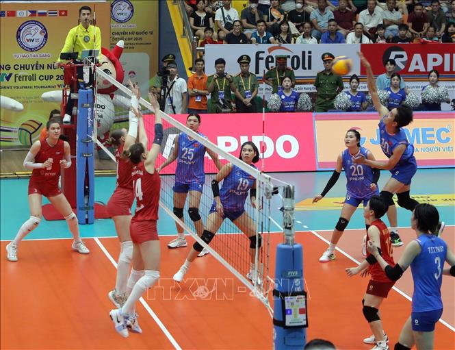 Pha đập bóng uy lực của VĐV Bích Tuyền đội tuyển nữ Việt Nam (áo xanh) trước đội Korabelka (Nga). Ảnh: Hoàng Hùng - TTXVN