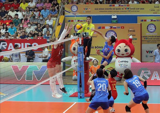 Pha đập bóng uy lực của VĐV đội tuyển nữ Việt Nam (áo xanh) trước đội Korabelka (Nga). Ảnh: Hoàng Hùng - TTXVN