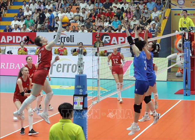 Pha tấn công uy lực của VĐV đội CLB Korabelka (Nga) trước đội tuyển bóng chuyền nữ Việt Nam. Ảnh: Hoàng Hùng - TTXVN