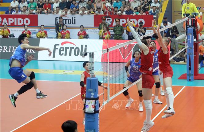 Pha đập bóng uy lực của VĐV Bích Tuyền đội tuyển nữ Việt Nam (áo xanh) trước đội Korabelka (Nga). Ảnh: Hoàng Hùng - TTXVN