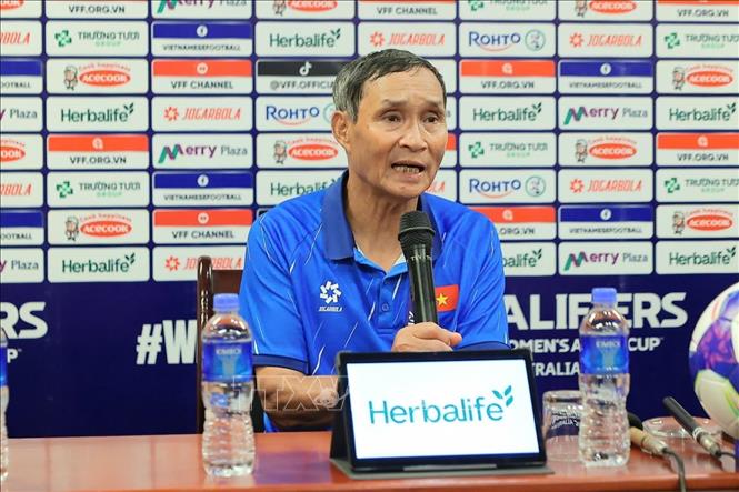 Huấn luyện viên trưởng đội tuyển nữ Việt Nam Mai Đức Chung trả lời câu hỏi của phóng viên tại buổi họp báo sau trận đấu. Ảnh: Phạm Hậu - TTXVN