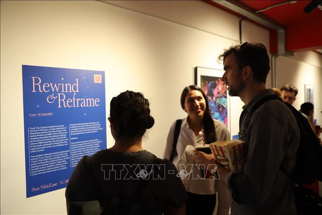 Nhiều khán giả xem triển lãm “Rewind and Reframe” bên ngoài phòng chiếu phim trong lễ khai mạc liên hoan.  Ảnh: Phong Hà - PV TTXVN tại Anh  