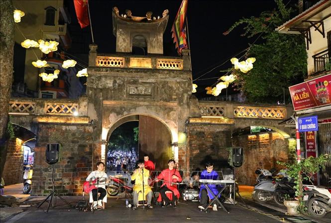 Biểu diễn âm nhạc truyền thống kết hợp hiện đại tại phố Ô Quan Chưởng, phường Hoàn Kiếm, Hà Nội. Ảnh: Khánh Hoà - TTXVN