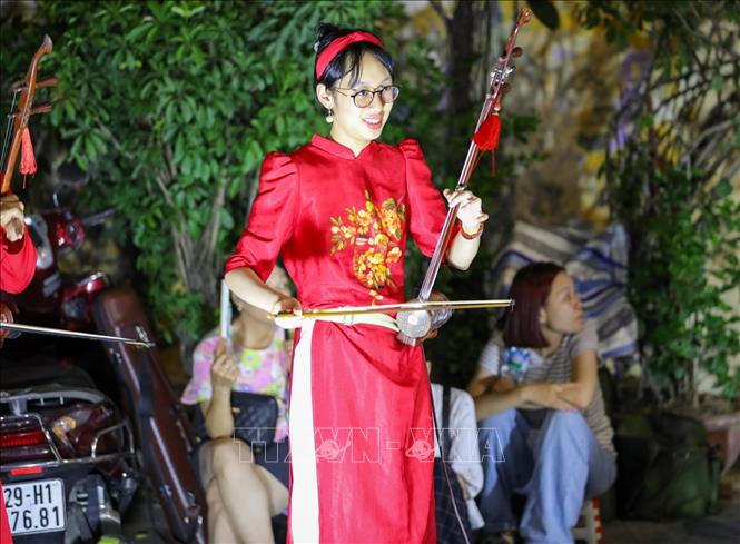 Biểu diễn âm nhạc truyền thống kết hợp hiện đại tại phố Mã Mây, phường Hoàn Kiếm, Hà Nội. Ảnh: Khánh Hoà - TTXVN