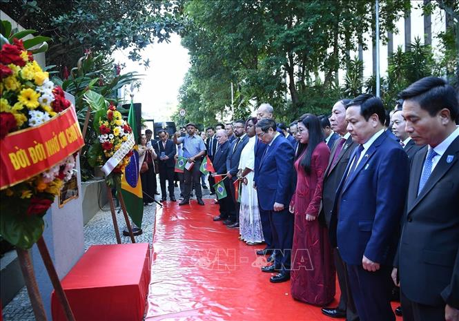 Prime Minister Pham Minh Chinh and his spouse lay flowers at the plaque in commemoration of President Ho Chi Minh on July 5 in Brazil’s Rio de Janeiro city. VNA Photo: Dương Giang