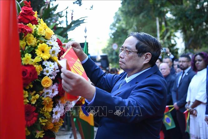 Prime Minister Pham Minh Chinh and his spouse lay flowers at the plaque in commemoration of President Ho Chi Minh on July 5 in Brazil’s Rio de Janeiro city. VNA Photo: Dương Giang