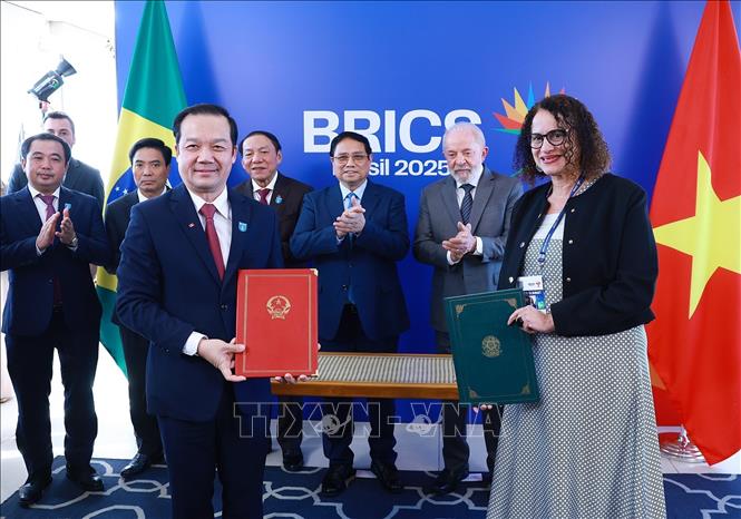 Thủ tướng Phạm Minh Chính và Tổng thống Cộng hòa Liên bang Brazil Lula da Silva chứng kiến trao Bản ghi nhớ giữa Bộ Khoa học và Công nghệ và Bộ Khoa học, Công nghệ và Đổi mới sáng tạo Brazil về hợp tác trong lĩnh vực khoa học, công nghệ, đổi mới sáng tạo và chuyển đổi số. Ảnh: Dương Giang-TTXVN
