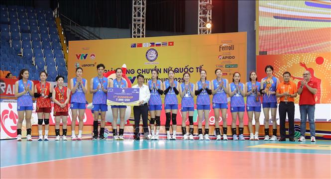 Đội tuyển bóng chuyền nữ Việt Nam xuất sắc giành ngôi Á quân của giải đấu. Ảnh: Hoàng Hùng -TTXVN