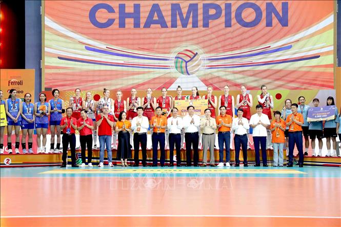 Lãnh đạo tỉnh Phú Thọ, lãnh đạo Đài Truyền hình Việt Nam cùng các nhà tài trợ chúc mừng chức vô địch của đội bóng chuyền nữ CLB Korabelka (Nga). Ảnh: Hoàng Hùng -TTXVN
