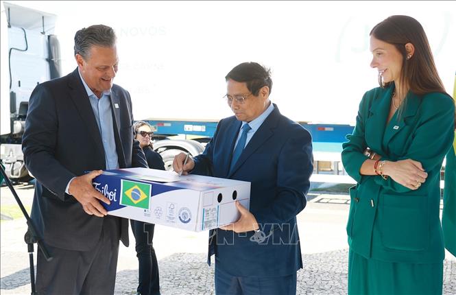 Thủ tướng Phạm Minh Chính ký vào lô hàng thịt bò đầu tiên của Brazil xuất sang Việt Nam. Ảnh: Dương Giang-TTXVN
