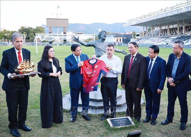Thủ tướng Phạm Minh Chính tặng áo Câu lạc bộ Công an Hà Nội cho đại diện Câu lạc bộ bóng đá Vasco da Gama. Ảnh: Dương Giang-TTXVN