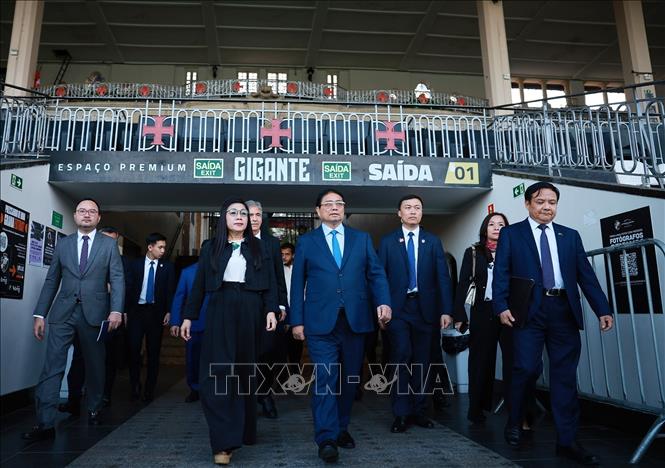 Thủ tướng Phạm Minh Chính tham quan sân thi đấu của Câu lạc bộ bóng đá Vasco da Gama. Ảnh: Dương Giang-TTXVN

