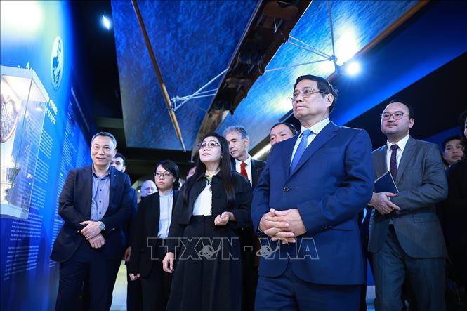 Thủ tướng Phạm Minh Chính và Phu nhân Lê Thị Bích Trân thăm phòng truyền thống của Câu lạc bộ bóng đá Vasco da Gama. Ảnh: Dương Giang-TTXVN

