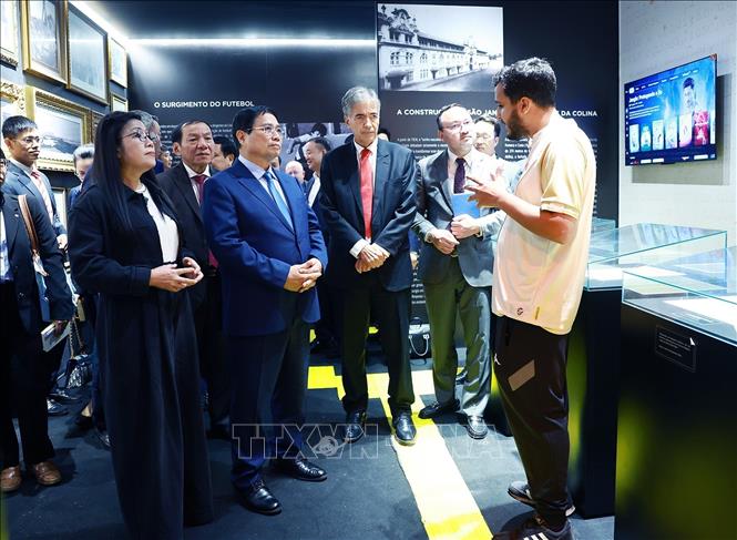 Thủ tướng Phạm Minh Chính và Phu nhân Lê Thị Bích Trân thăm phòng truyền thống của Câu lạc bộ bóng đá Vasco da Gama. Ảnh: Dương Giang-TTXVN
