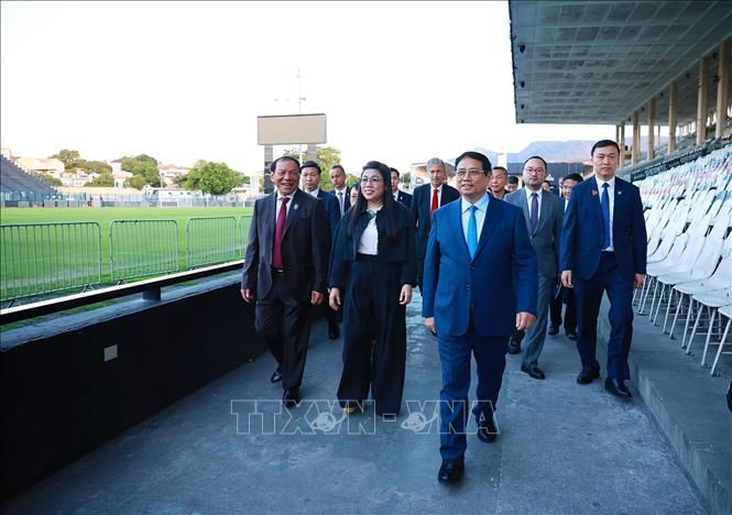 Thủ tướng Phạm Minh Chính tham quan sân thi đấu của Câu lạc bộ bóng đá Vasco da Gama. Ảnh: Dương Giang-TTXVN
