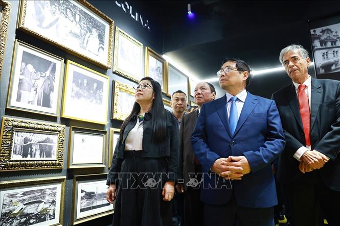 Thủ tướng Phạm Minh Chính và Phu nhân Lê Thị Bích Trân thăm phòng truyền thống của Câu lạc bộ bóng đá Vasco da Gama. Ảnh: Dương Giang-TTXVN
