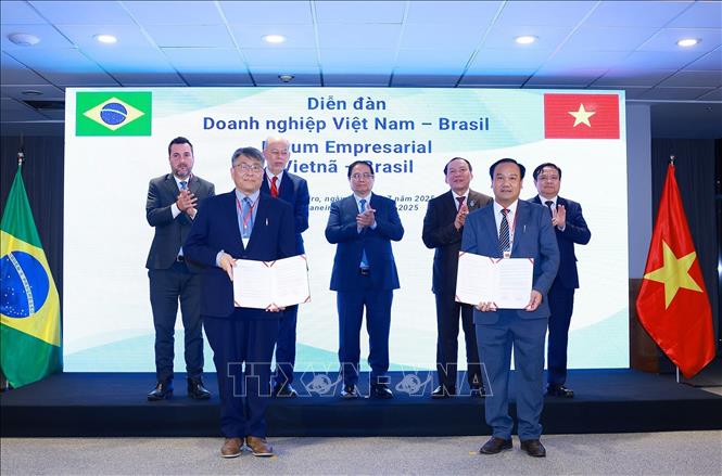Thủ tướng Phạm Minh Chính chứng kiến trao Thoả thuận liên doanh giữa doanh nghiệp Việt Nam và đối tác Brazil về sản xuất và chế biến gia cầm. Ảnh: Dương Giang-TTXVN 