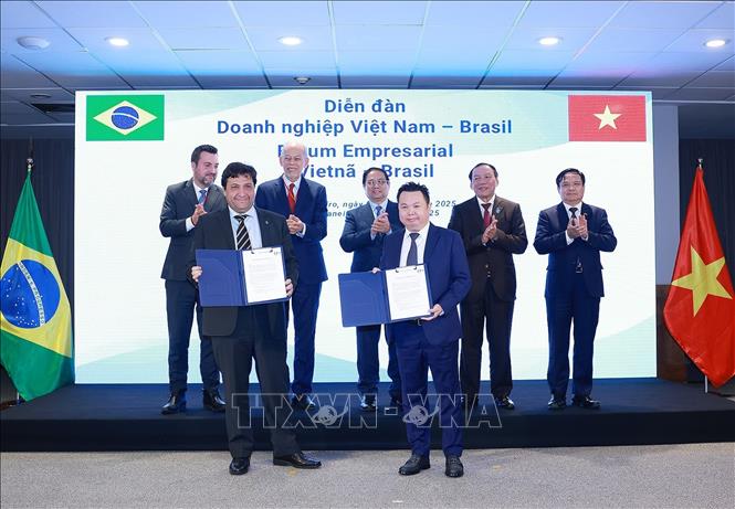 Thủ tướng Phạm Minh Chính chứng kiến trao Thoả thuận giữa CLB bóng đá Thành phố Hồ Chí Minh và CLB Gremio Brasil. Ảnh: Dương Giang-TTXVN 