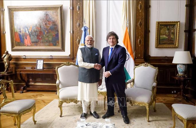 Tổng thống Argentina Javier Milei (phải) và Thủ tướng Ấn Độ Narendra Modi tại cuộc gặp ở Buenos Aires ngày 5/7/2025. Ảnh: ANI/TTXVN