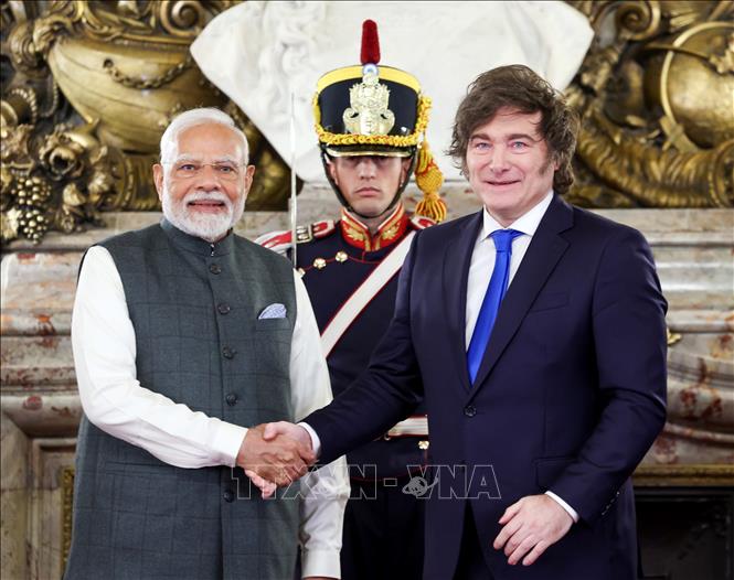 Tổng thống Argentina Javier Milei (phải) và Thủ tướng Ấn Độ Narendra Modi tại cuộc gặp ở Buenos Aires ngày 5/7/2025. Ảnh: ANI/TTXVN