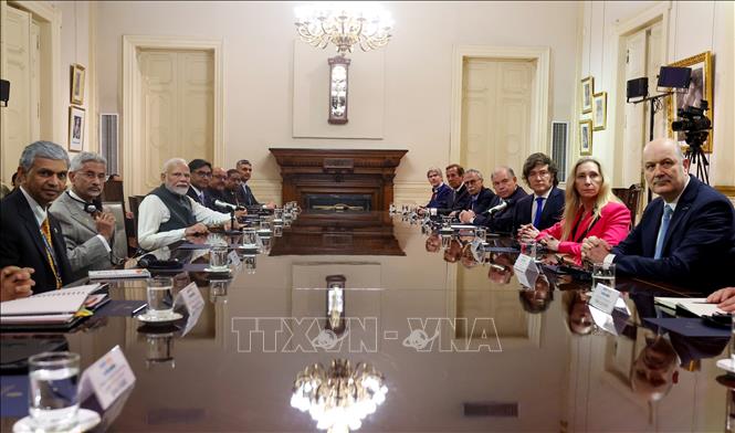 Tổng thống Argentina Javier Milei và Thủ tướng Ấn Độ Narendra Modi tại cuộc gặp ở Buenos Aires ngày 5/7/2025. Ảnh: ANI/TTXVN