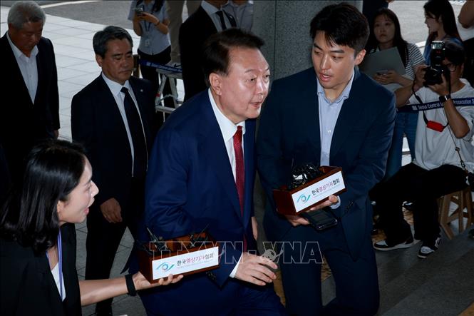 Cựu Tổng thống Hàn Quốc Yoon Suk Yeol tới trụ sở Viện kiểm sát cấp cao Seoul ngày 5/7/2025. Ảnh: Yonhap/TTXVN