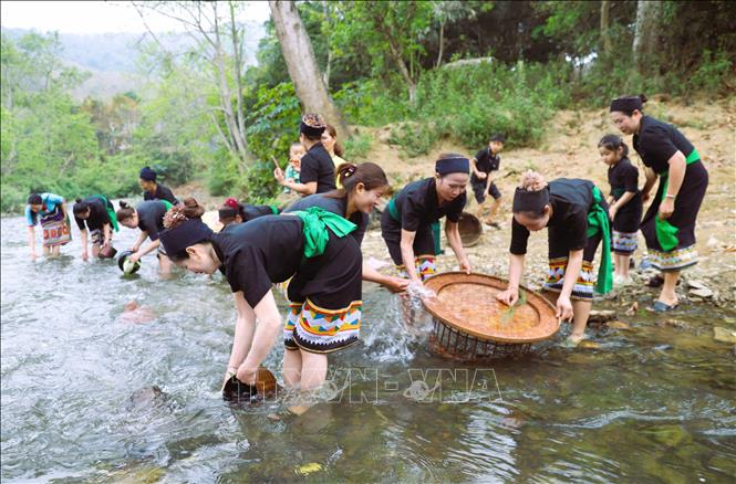 Sáng sớm của ngày đầu tiên sau khi bầu trời xuất hiện tiếng sấm, bà con dân bản Văng Môn (xã Nga My, Nghệ An) cùng nhau mang các vật dụng ra suối Nậm Ngân để lau chùi, mang ý nghĩa rửa trôi những đen đủi, phiền muộn trong năm để bước sang năm mới. Ảnh: Xuân Tiến - TTXVN 