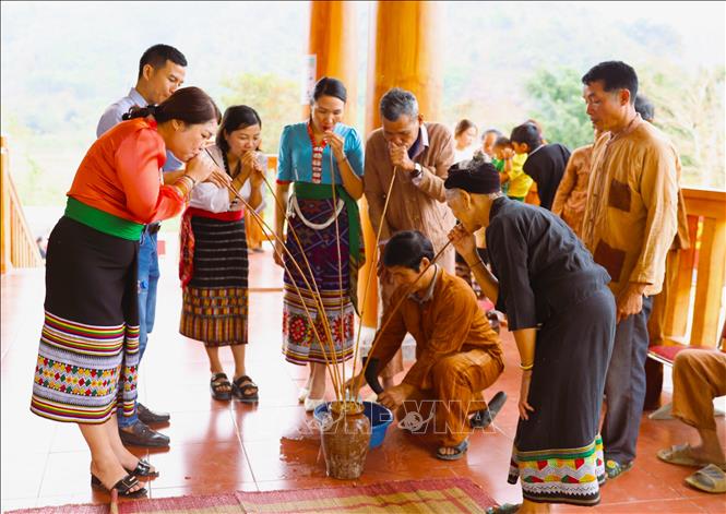 Kết thúc nghi thức cúng bản, người dân tổ chức thụ hưởng lễ, uống rượu cần trước lúc tổ chức lễ đón tiếng sấm đầu năm. Ảnh: Xuân Tiến-TTXVN 