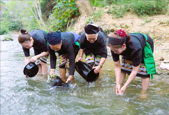 Các dụng cụ gắn liền với cuộc sống sinh hoạt hằng ngày của người Ơ Đu được các bà, các mẹ kỳ cọ, chùi rửa kỹ càng. Sạch sẽ để cầu mong những điều mới mẻ, may mắn sẽ đến trong năm mới. Ảnh: Xuân Tiến - TTXVN 