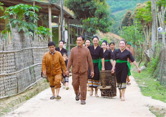 Ngay sau khi rửa những đen đủi, phiền muộn ở suối thiêng Nậm Ngân chảy quanh sau bản, mọi người sẽ theo chân già làng, thầy cúng di chuyển về địa điểm làm lễ đón tiếng sấm đầu năm. Ảnh: Xuân Tiến - TTXVN 