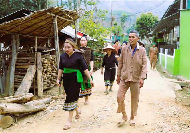 Khi có tiếng chiêng báo hiệu thời điểm tổ chức lễ đón tiếng sấm đầu năm, đông đảo người dân Ơ Đu di chuyển trên các con đường trong bản Văng Môn về địa điểm để cùng tổ chức đón lễ. Ảnh: Xuân Tiến - TTXVN 