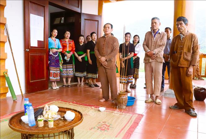 Mở đầu cho lễ đón tiếng sấm đầu năm là nghi thức cúng bản. Đây là nghi thức rất quan trọng để thầy mo, các vị già làng, trưởng bản, người có uy tín sẽ khấn cầu và thông báo xin thổ địa, thần linh trông coi bản làng, cai quản dòng dòng, dãy núi đồng ý cho dân bản tổ chức và đón lễ trên địa bàn. Ảnh: Xuân Tiến - TTXVN 