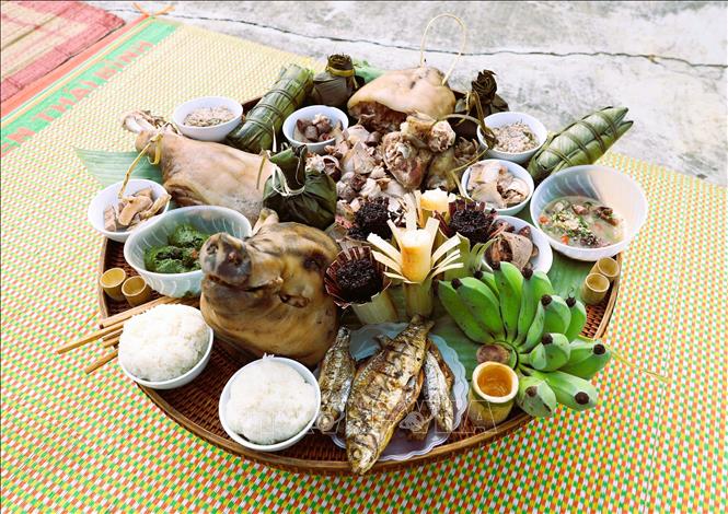 Mâm cúng thần Sấm trong lễ đón tiếng sấm đầu năm của đồng bào dân tộc Ơ Đu gồm có đầu lợn luộc, cá suối nướng, các loại thịt luộc, cơm lam màu tím, rượu trắng đựng trong ống nứa, rêu đá, nải chuối và nhiều món ăn truyền thống, đặc trưng riêng có của đồng bào dân tộc Ơ Đu. Ảnh: Xuân Tiến - TTXVN 