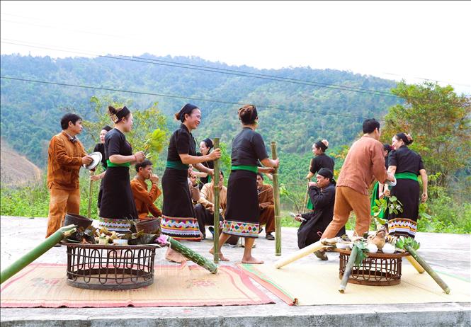Một nghi thức cầu khấn của đồng bào Ơ Đu thực hiện trong lễ đón tiếng sấm đầu năm diễn ra khá dài với sắc màu văn hóa bản địa rất độc đáo, đặc trưng. Ảnh: Xuân Tiến - TTXVN 

