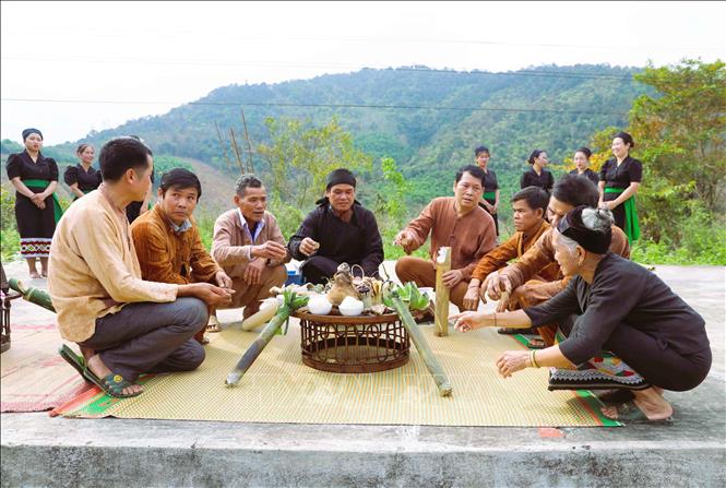 Sau nghi lễ cúng thần Sấm, thầy mo, già làng, trưởng bản và người có uy tín cùng nâng chén rượu đầu năm để chúc những điều tốt đẹp đến với bản làng trong năm mới. Ảnh: Xuân Tiến - TTXVN 