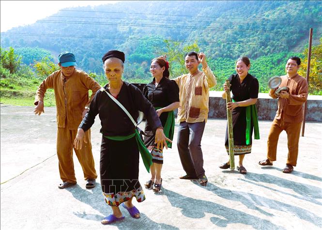 Sau phần lễ để đón tiếng sấm đầu năm, cộng đồng gười dân Ơ Đu bước vào phần hội với việc tổ chức các trò chơi dân gian, cùng nhảy múa, ca hát, gõ chiêng… trong không gian vui vẻ, hòa đồng, sôi động, âm thanh vang vọng khắp núi rừng, bản làng. Ảnh: Xuân Tiến - TTXVN 