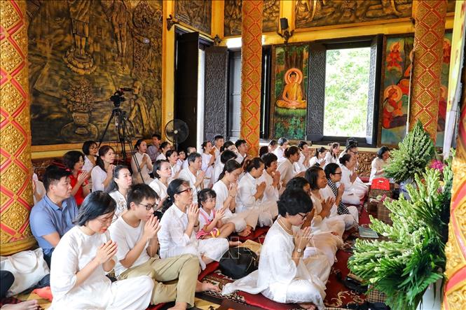 Phật tử tham gia Lễ dâng y tắm mưa. Ảnh: Khánh Hoà - TTXVN