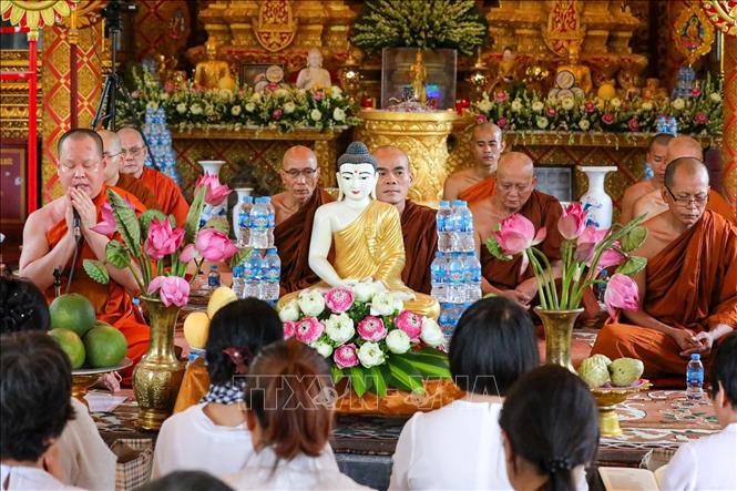 Chư tăng tụng kinh chúc phúc cầu an. Ảnh: Khánh Hoà - TTXVN