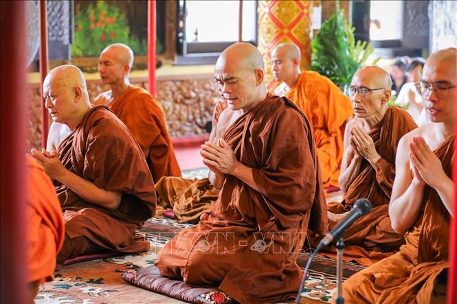 Chư tăng tụng kinh lễ bái tam bảo. Ảnh: Khánh Hoà - TTXVN