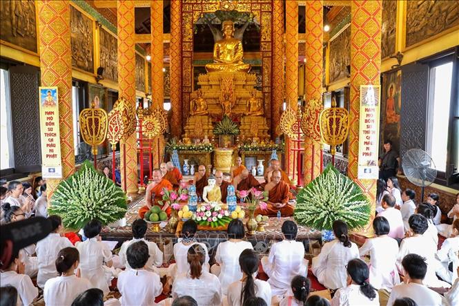 Chư tăng tụng kinh chúc phúc cầu an. Ảnh: Khánh Hoà - TTXVN