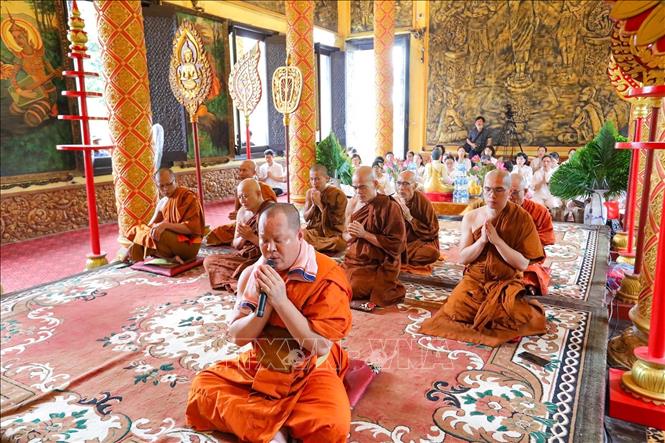 Chư tăng tụng kinh lễ bái tam bảo. Ảnh: Khánh Hoà - TTXVN