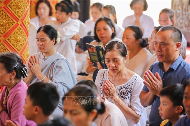 Phật tử tham gia Lễ dâng y tắm mưa. Ảnh: Khánh Hoà - TTXVN